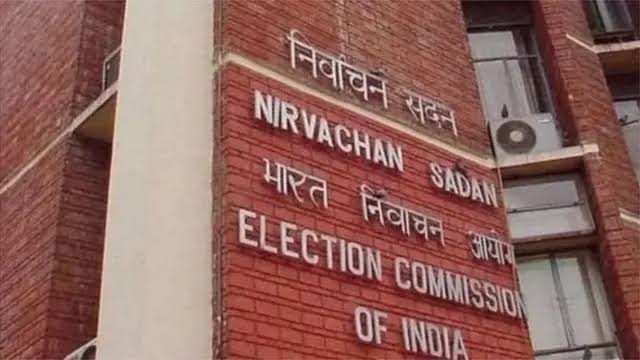 राहुल ने वोटर लिस्ट पर उठाए सवाल, चुनाव आयोग बोला- 'कर्नाटक सरकार इसी से कर रही जाति जनगणना'
